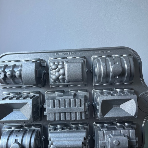 Nordicware train cake pan 5 cups - Picture 10 of 13